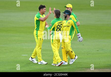 Marcus Stoinis (a sinistra) in Australia festeggia con i compagni di squadra dopo aver preso il Dawid Malan inglese dal bowling di Adam Zampa (centro) durante la terza partita di Vitality IT20 all'Ageas Bowl, Southampton. Foto Stock