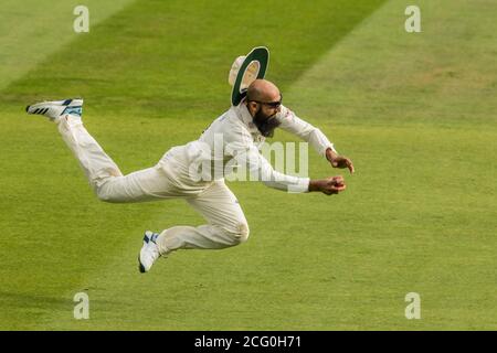 Londra, Regno Unito. 8 settembre 2020. Hashim Amla prende una cattura superba e Tom Haines è fuori dal bowling di Daniel Moriarty mentre Surrey affronta Sussex il terzo giorno della partita del Bob Willis Trophy all'Oval. David Rowe/Alamy Live News Foto Stock