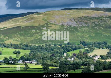 Villaggio di Barbon vicino a Kirkby Lonsdale in Cumbria, situato nella valle di Lune con le colline di Barbondale alle spalle. Foto Stock