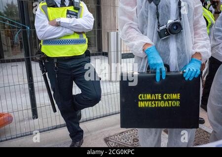 Londra, Regno Unito. 8 settembre 2020. Alla protesta si uniscono le freccette, i ribelli in nero, mentre marciano attraverso Londra verso Piazza del parlamento - estinzione Foto Stock