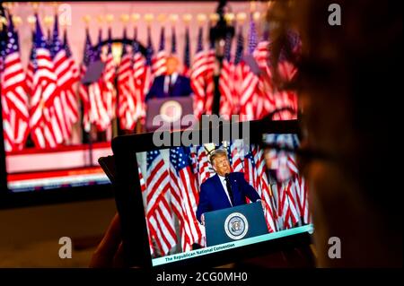 Un elettore guarda il presidente Donald Trump dare il suo discorso di accettazione alla Convenzione Nazionale Repubblicana virtuale giovedì 27 agosto 2020. (© Richard B. Levine) Foto Stock