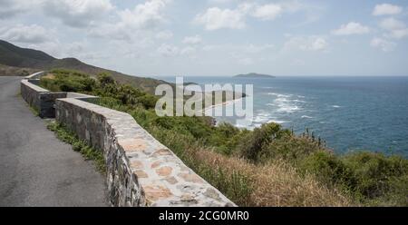 Parete costiera di pietra con vista sul Mar dei Caraibi con Isola di Buck a St. Croix nelle Isole Vergini statunitensi Foto Stock