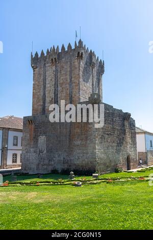 Chaves / Portogallo - 08 01 2020: Vista sulla torre facciata esterna presso il Castello di Chaves, iconico edificio monumento nella città di Chaves, patrimonio portoghese Foto Stock