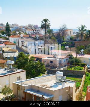 Skyline della città di Paphos, case di architettura tipica, Cipro Foto Stock