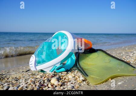 maschera e pinne da snorkeling giacciono sulla riva Foto Stock