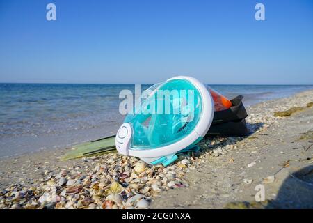 maschera e pinne da snorkeling giacciono sulla riva Foto Stock