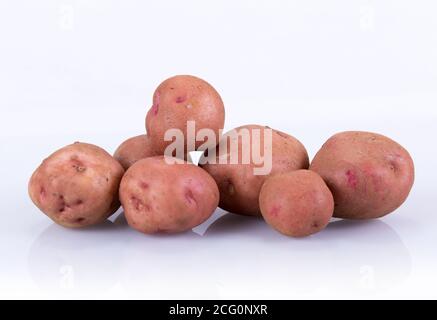 Patate in un mucchio isolato su fondo bianco con riflessione Foto Stock