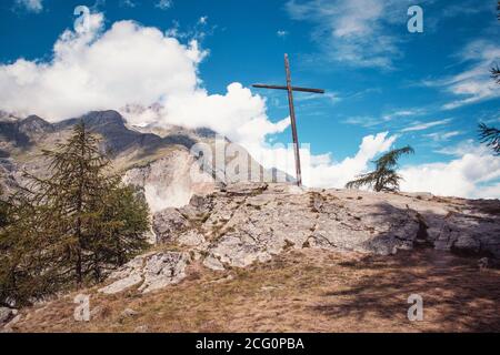 Croce Alpina. Un paesaggio alpino contenente una grande croce di legno. Splendido paesaggio montano in Austria con cielo blu Foto Stock