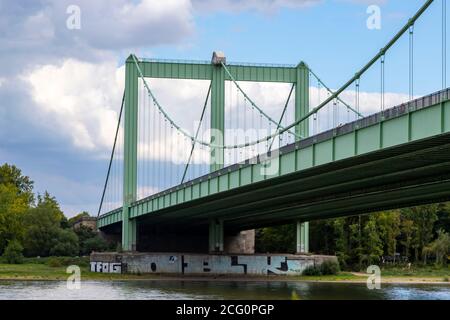 Colonia, NRW, Germania, 09 06 2020, vista prospettica sul ponte Rodenkirchener, sul fiume Reno, autostrada A4 Foto Stock