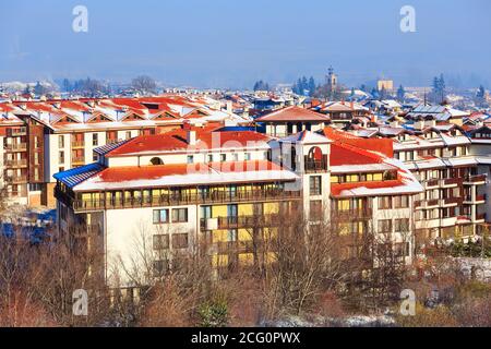 Bansko, Bulgaria case e torre della chiesa panorama invernale nella stazione sciistica bulgara Foto Stock