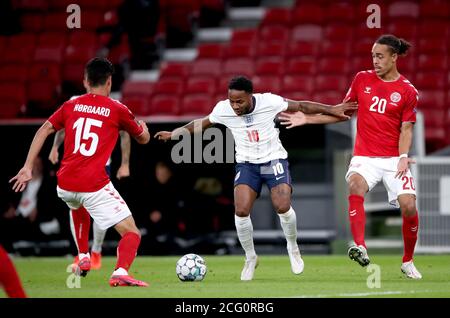 Raheem Sterling (centro) in Inghilterra combatte per la palla con Christian Norgaard (a sinistra) e Yussuf Poulsen in Danimarca durante la UEFA Nations League Group 2, League A match al Parken Stadium di Copenhagen. Foto Stock