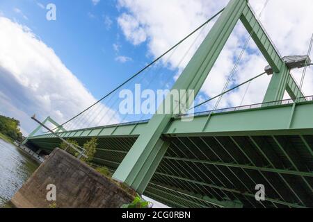 Colonia, NRW, Germania, 09 06 2020, vista prospettica sul ponte Rodenkirchener, sul fiume Reno, autostrada A4 Foto Stock