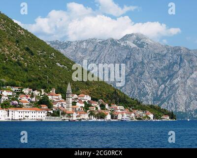 Bella città antica Perast, Crna gora. Baia di Cattaro (Boka Kotorska) è la baia panoramica e tortuosa del Mare Adriatico in Montenegro. Montagne Dinariche delle Alpi Foto Stock