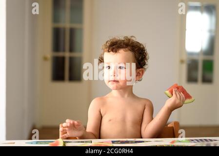 Il bambino divertente mangia i frutti organici. Alimentazione sana dei  pasti per i bambini. I bambini