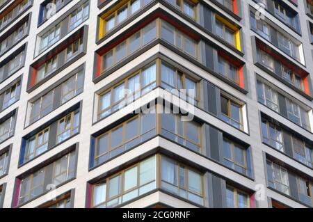 Finestre quadrate di vetro multicolore della facciata di un grattacielo di un moderno edificio finanziario cittadino. Moderni edifici di appartamenti in una nuova area. Foto Stock