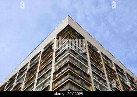 Finestre quadrate di vetro multicolore della facciata di un grattacielo di un moderno edificio finanziario cittadino. Moderni edifici di appartamenti in una nuova area. Foto Stock