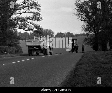 AJAXNETPHOTO. 1967. BASINGSTOKE, INGHILTERRA. - SULLA STRADA - UNA CAROVANA DI ROMANY TRAINATA DA CAVALLI E I SUOI PROPRIETARI SULLA STRADA PER BASINGSTOKE.PHOTO:JONATHAN EASTLAND/AJAX REF:M356797 20A 77 Foto Stock