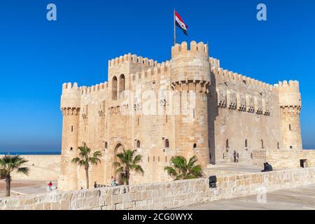 Alessandria, Egitto - 14 dicembre 2018: La Cittadella di Qaitbay o il Forte di Qaitbay è una fortezza difensiva del XV secolo situata sul Mediterraneo Foto Stock