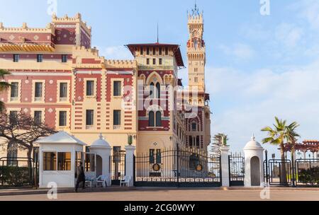 Alessandria, Egitto - 13 dicembre 2018: Montazah palazzo esterno al giorno di sole Foto Stock