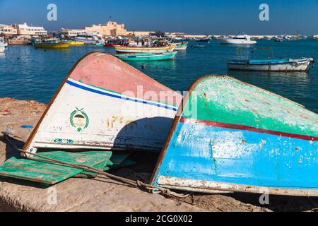 Alessandria, Egitto - 14 dicembre 2018: Barche da pesca giaceva su una costa nel porto di Alessandria Foto Stock