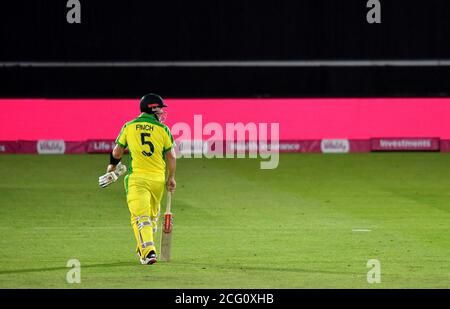 Il capitano australiano Aaron Finch si mette in disordine dopo essere stato bocciato dall'inglese Adil Rashid durante la terza partita IT20 di Vitality all'Ageas Bowl di Southampton. Foto Stock
