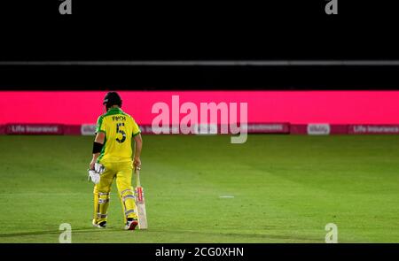 Il capitano australiano Aaron Finch si mette in disordine dopo essere stato bocciato dall'inglese Adil Rashid durante la terza partita IT20 di Vitality all'Ageas Bowl di Southampton. Foto Stock