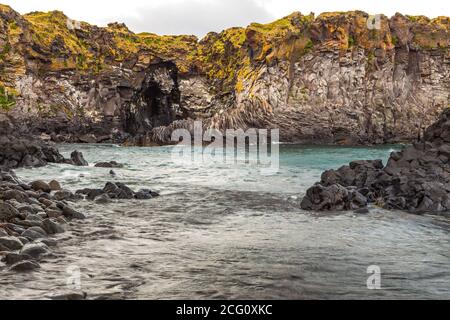 Scogliere rocciose di basalto sulla costa meridionale della penisola di Snaefellsnes. Formazione rocciosa di Londrangar. Arnarstapi, Islanda occidentale. Foto Stock