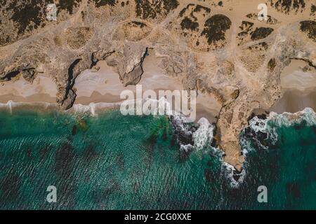 Un drone dall'alto di una spiaggia appartata lungo la costa Foto Stock