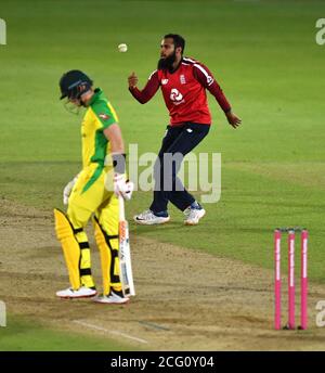 L'inglese Adil Rashid (centro) celebra la presa del wicket dell'australiano Steve Smith (sinistra) durante la terza partita IT20 di Vitality all'Ageas Bowl, Southampton. Foto Stock