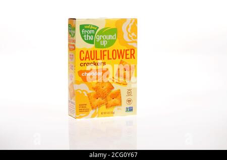 Scatola di Cauliflower Cracker in sapore Cheddar. A base vegetale, senza glutine, vegano, non ogm, da terra Foto Stock