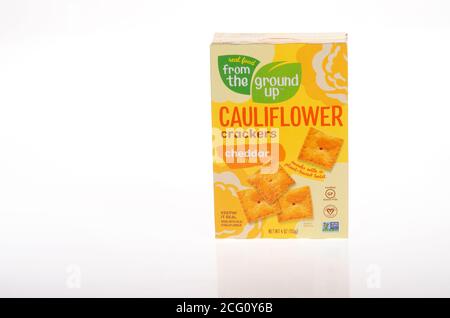 Scatola di Cauliflower Cracker in sapore Cheddar. A base vegetale, senza glutine, vegano, non ogm, da terra Foto Stock