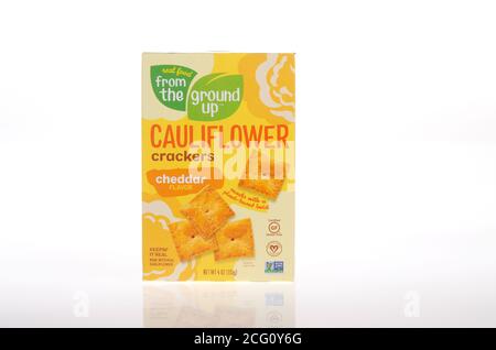 Scatola di Cauliflower Cracker in sapore Cheddar. A base vegetale, senza glutine, vegano, non ogm, da terra Foto Stock