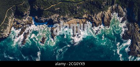 Foto aerea panoramica dall'alto verso il basso della costa rocciosa frastagliata di Hermanus, Sudafrica Foto Stock