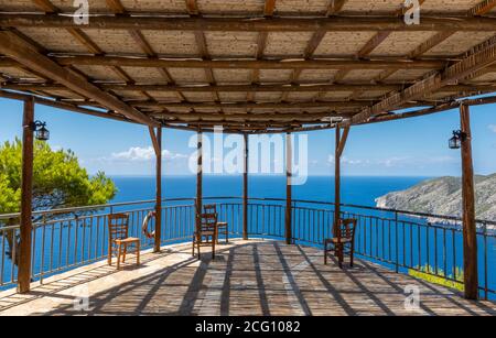 bellissimo punto di osservazione in una taverna a keriou sull'isola greca ionica di zante, zante, grecia Foto Stock