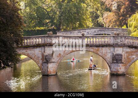 Persone e famiglie che puniscono sulla camma del fiume dal Clare College Bridge nella città Cambridgeshire di Cambridge, Inghilterra Foto Stock