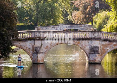 Persone e famiglie che puniscono sulla camma del fiume dal Clare College Bridge nella città Cambridgeshire di Cambridge, Inghilterra Foto Stock