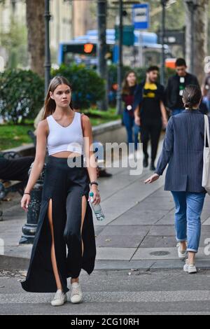 Donna bionda in Shota Rustaveli Avenue, Tbilisi, Georgia Foto Stock