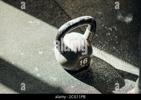 Campana del bollitore. Le campane del bollitore sul pavimento. Foto Stock