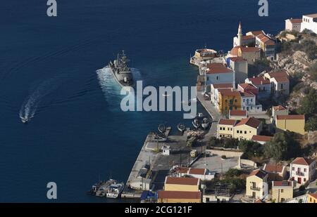 *** RIGOROSAMENTE NESSUNA VENDITA AI MEDIA O AGLI EDITORI FRANCESI - DIRITTI RISERVATI ***08 settembre 2020 - Kastellorizo, Grecia: Una nave da guerra marina greca esce dall'isola di Kastellorizo. Le tensioni tra Grecia e Turchia sono inasprite su questa isola di 12 chilometri quadrati, che si trova al largo della costa turca ed è l'avamposto greco più distante del Mediterraneo orientale. La piccola isola è fondamentale per le affermazioni energetiche di entrambi i paesi nel Mediterraneo orientale. Foto Stock