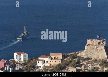 *** RIGOROSAMENTE NESSUNA VENDITA AI MEDIA O AGLI EDITORI FRANCESI - DIRITTI RISERVATI ***08 settembre 2020 - Kastellorizo, Grecia: Una nave da guerra marina greca esce dall'isola di Kastellorizo. Le tensioni tra Grecia e Turchia sono inasprite su questa isola di 12 chilometri quadrati, che si trova al largo della costa turca ed è l'avamposto greco più distante del Mediterraneo orientale. La piccola isola è fondamentale per le affermazioni energetiche di entrambi i paesi nel Mediterraneo orientale. Foto Stock