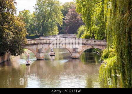 Persone e famiglie che puniscono sulla camma del fiume dal Clare College Bridge nella città Cambridgeshire di Cambridge, Inghilterra Foto Stock