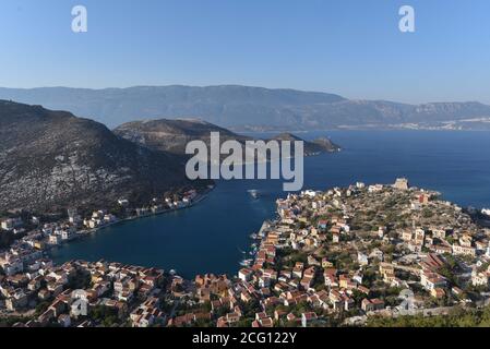 *** RIGOROSAMENTE NESSUNA VENDITA AI MEDIA O AGLI EDITORI FRANCESI - DIRITTI RISERVATI ***08 settembre 2020 - Kastellorizo, Grecia: Panoramica sul porto dell'isola di Kastellorizo, con la costa della Turchia ben visibile sullo sfondo. Una nave da guerra greca è visibile nel mezzo del porto, mentre si prepara a partire per una pattuglia. Le tensioni tra Grecia e Turchia sono inasprite su questa isola di 12 chilometri quadrati, che si trova al largo della costa turca ed è l'avamposto greco più distante del Mediterraneo orientale. La piccola isola è fondamentale per le affermazioni energetiche di entrambi i paesi nel Mediterraneo orientale. Foto Stock