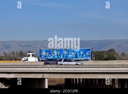 Birra leggera Budweiser, camion sulla superstrada 880 sopra l'Alameda Creek, in Union City California Foto Stock