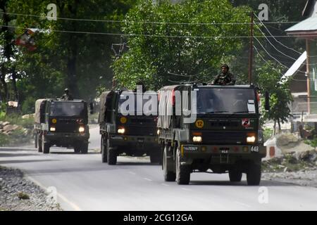 7 settembre 2020: Ganderbal, Jammu e Kashmir, India. 07 settembre 2020. L'India invia truppe di rinforzo nella zona di Gagangeer del distretto di Ganderbal in Jammu e Kashmir, mentre una resistenza continua tra l'India e la Cina lungo il loro confine himalayano teso. Un elicottero dell'esercito indiano sorvola anche la zona. Da maggio le tensioni tra le forze indiane e cinesi lungo il loro confine conteso sono in aumento, con scontri tra loro a giugno che hanno portato alla morte di 20 soldati indiani. Da allora entrambe le parti si sono accusata di aver violato il loro territorio sovrano con decine di grandi Foto Stock