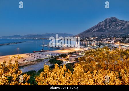 Vista del porto di Termini Imerese dal belvedere di notte Foto Stock