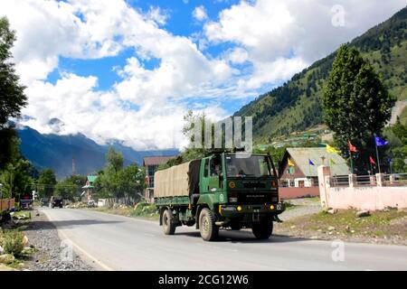 7 settembre 2020: Ganderbal, Jammu e Kashmir, India. 07 settembre 2020. L'India invia truppe di rinforzo nella zona di Gagangeer del distretto di Ganderbal in Jammu e Kashmir, mentre una resistenza continua tra l'India e la Cina lungo il loro confine himalayano teso. Un elicottero dell'esercito indiano sorvola anche la zona. Da maggio le tensioni tra le forze indiane e cinesi lungo il loro confine conteso sono in aumento, con scontri tra loro a giugno che hanno portato alla morte di 20 soldati indiani. Da allora entrambe le parti si sono accusata di aver violato il loro territorio sovrano con decine di grandi Foto Stock