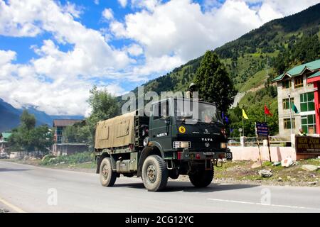 7 settembre 2020: Ganderbal, Jammu e Kashmir, India. 07 settembre 2020. L'India invia truppe di rinforzo nella zona di Gagangeer del distretto di Ganderbal in Jammu e Kashmir, mentre una resistenza continua tra l'India e la Cina lungo il loro confine himalayano teso. Un elicottero dell'esercito indiano sorvola anche la zona. Da maggio le tensioni tra le forze indiane e cinesi lungo il loro confine conteso sono in aumento, con scontri tra loro a giugno che hanno portato alla morte di 20 soldati indiani. Da allora entrambe le parti si sono accusata di aver violato il loro territorio sovrano con decine di grandi Foto Stock