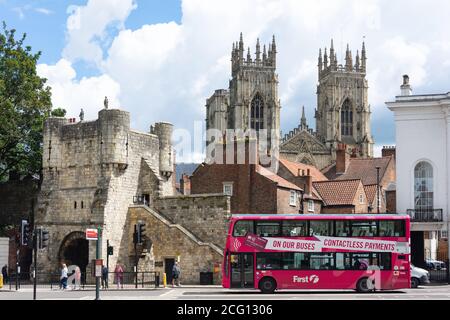 York Minster e Bootham Bar da Exhibition Square, York, North Yorkshire, Inghilterra, Regno Unito Foto Stock