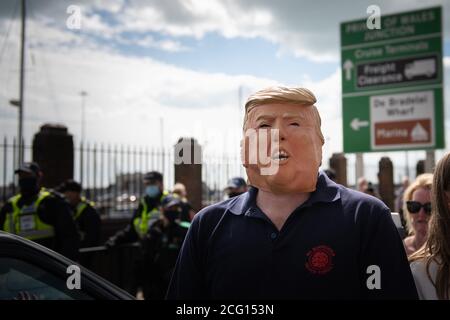 Dover, Kent, Regno Unito. 5 settembre 2020. Nella foto: Un sostenitore anti-immigranti indossa una maschera Trump. / gruppi di estrema destra si scontrano con la polizia a dover. Carro lontano Foto Stock