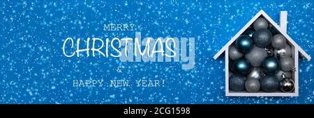 Sfondo di Natale di casa di festa con baubles albero di Natale. Biglietto di Natale con decorazione festiva su sfondo blu. Decorazioni di Natale e Capodanno con spazio per la copia. Foto Stock